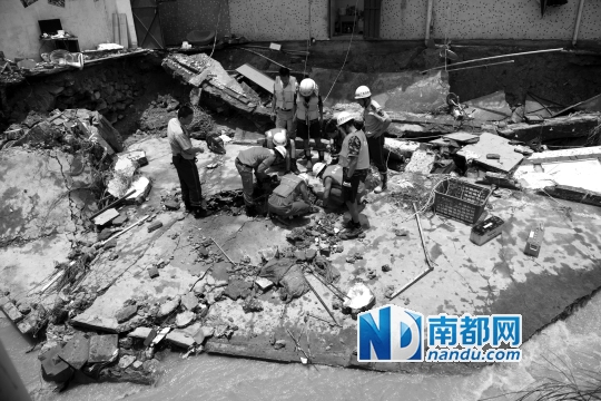 深圳坪山新区石井社区太阳村，消防官兵昨日在房屋倒塌废墟上搜寻孕妇下落。
