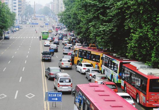 泸州城区十五中门口交通拥堵 肖婷 摄