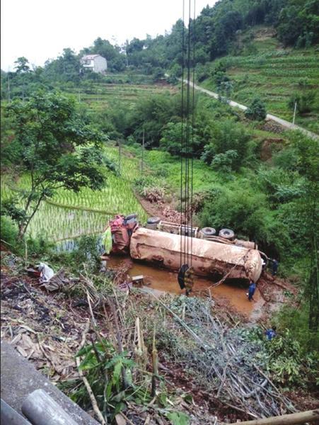 泸州境内一水泥罐车翻进秧田 司机头部受轻伤(图)