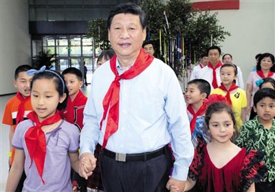 2013年5月29日,习近平在北京市少年宫参加儿童节活动。