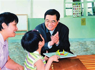 2006年5月31日,胡锦涛来到北京市儿童福利院,看望这里的儿童。