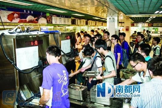 广州一大学食堂现自动打饭机:2.5秒打完一份饭