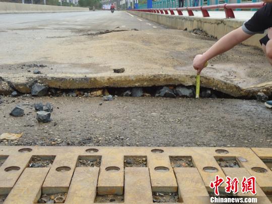 大雨过后,桥面隆起约有15厘米。 张丹莉摄