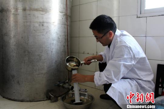 8月14日，执法人员再次到黄某公司进行抽样胡军摄