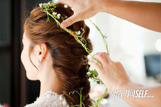 技巧1.用盘发和麻花辫来打造轻柔波浪