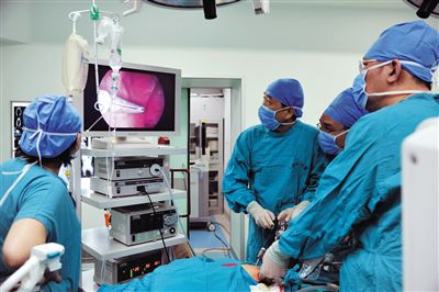 医生通过显示器寻找女婴体内针的位置。昨日，被扎针女婴接受手术，体内12根针全部被取出。