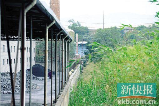 ■警方在监狱附近一废弃厂房边抓获李孟军。新快报记者曾泓/摄