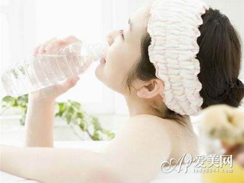 冬季巧喝水 每天3L年轻10岁
