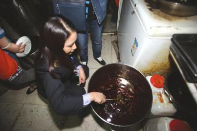 油脂里有剩余青菜受访者供图