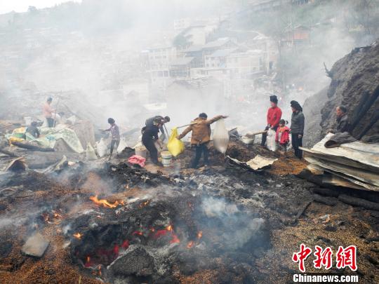 贵州剑河久吉村火灾第一个24小时：抢救粮食是关键