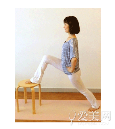 一边弯曲右边膝盖