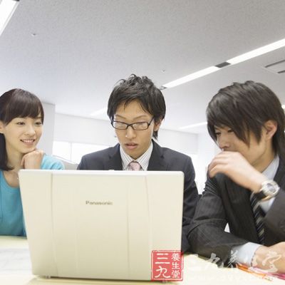 坐时过长，而紧张的任务又不允许走出办公室