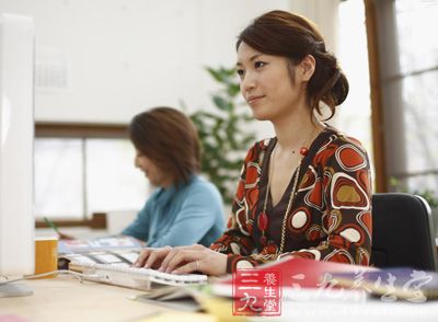 全神贯注地工作50分钟左右，可用双手干洗面颊