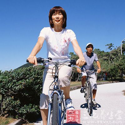骑自行车前，一定要进行热身运动，晃动四肢的各个关节