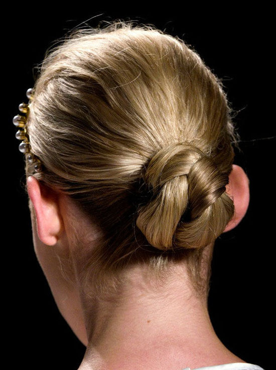 4.麻花辫发髻把头发在脑后脖颈上方梳成麻花辫，再盘成发髻，设计师Erin Fetherston利用精致的发箍使整体造型更添女性化。