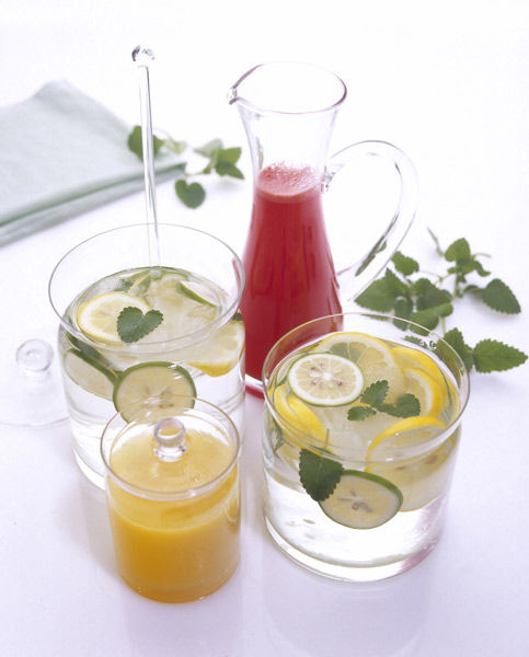 用柠檬水减肥 比咖啡更有效