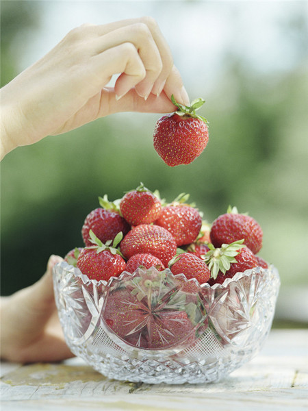 6.草莓把一棵鲜草莓捣碎后用来刷牙或将草莓切片后擦洗牙齿表面，坚持一个星期左右，会看到明显的美白效果。