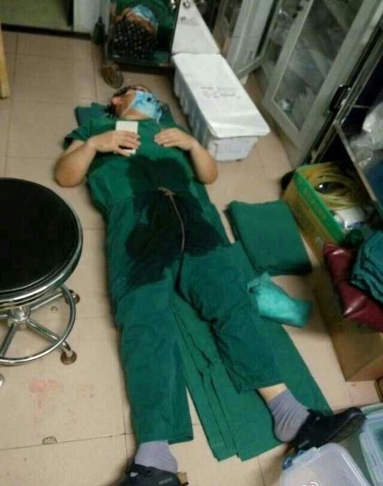 评论:“医生睡倒在手术室”提醒了什么
