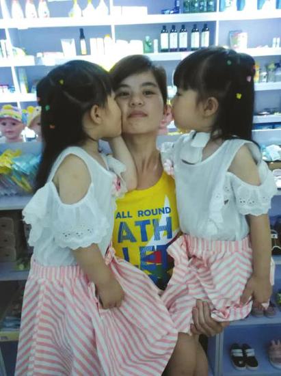 刘刚容和她的双胞胎女儿