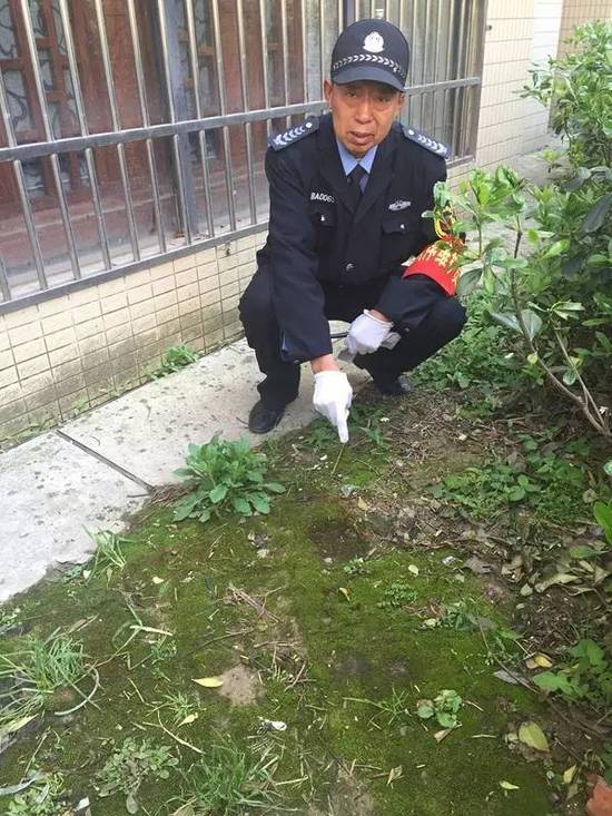 救人保安说当时孩子脸把泥地砸出了个坑。