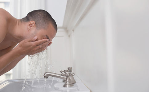 男士护肤的小窍门 男士油性皮肤如何护肤 油性皮肤如何控油