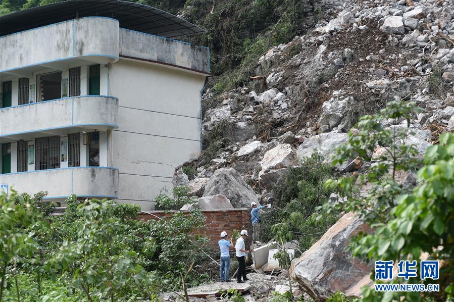 4月21日11时30分左右，融安县浮石镇六寮村小学旁边发生一起山体滑坡地质灾害，造成该小学一、二年级教室墙体倒塌，导致正在上课的21名小学生不同程度受伤。目前，21名受伤的小学生全部在县人民医院和县中医院救治，其中7人伤势较重，均无生命危险。事故原因调查等相关工作正在进行中。 新华社发