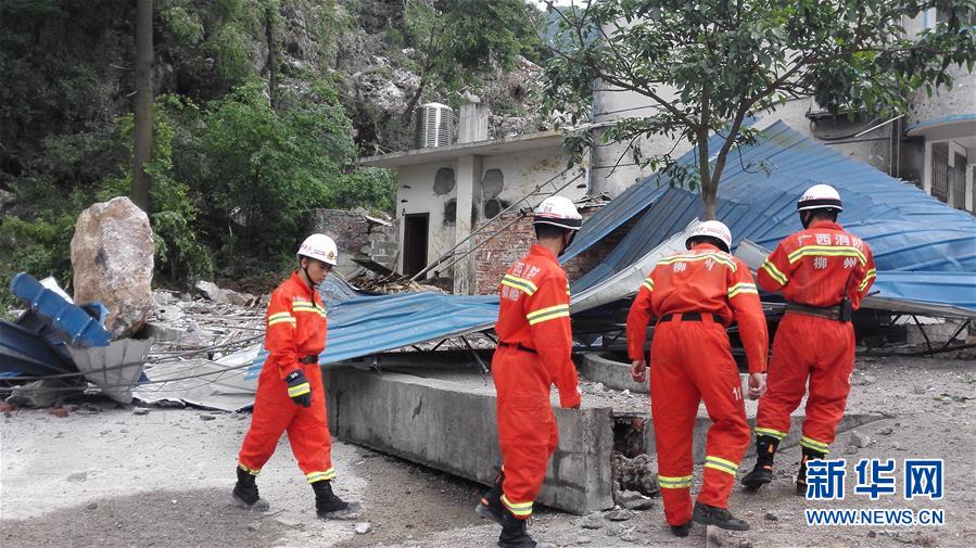 4月21日11时30分左右，融安县浮石镇六寮村小学旁边发生一起山体滑坡地质灾害，造成该小学一、二年级教室墙体倒塌，导致正在上课的21名小学生不同程度受伤。目前，21名受伤的小学生全部在县人民医院和县中医院救治，其中7人伤势较重，均无生命危险。事故原因调查等相关工作正在进行中。 新华社发