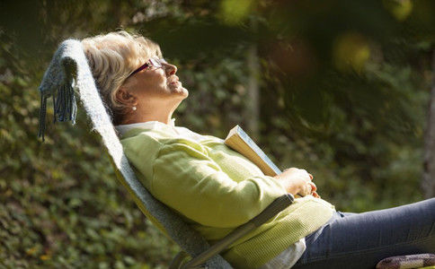 老年人午睡的好处 老年人午睡的禁忌 老年人午睡睡多久好