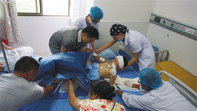 昨日，益阳市医专附属医院，伟伟从重症监护室转到普通病房，目前伟伟受到严重的心理创伤，哭着要和妈妈在一起。本版摄影/新京报记者 曹晓波