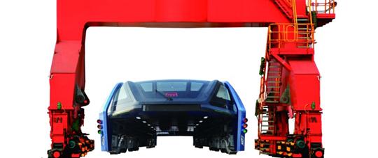 巴铁1号”路面测试的画面曝光后，不少网友笑称其为小版、改良的龙门吊，许多专业人士也对其可行性提出了质疑。制图 张继