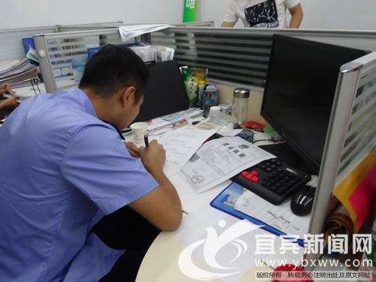 工商执法人员在对药房相关证照进行检查。（图片由翠屏区工商局经济监督检查大队提供）