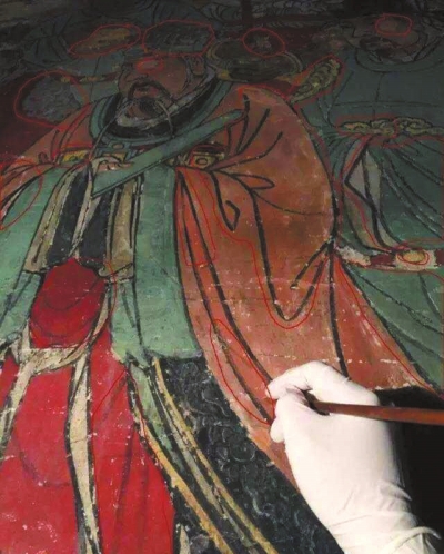 ▲网友质疑女壁画师微博展示的修复图片存在修复问题。 网络截图