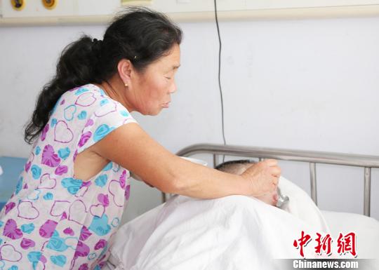 图为任增勤喂女婿高千军吃饭。 胡洪涛摄