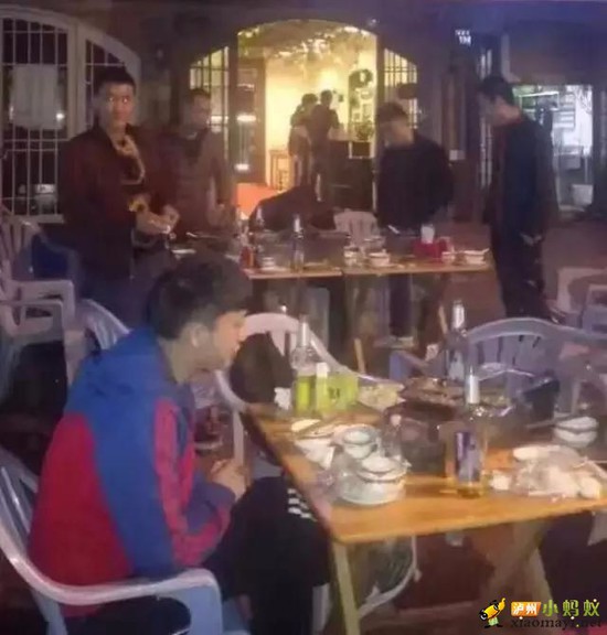 泸州食客夜宵店吃饭吐血 菜中发现蟑螂
