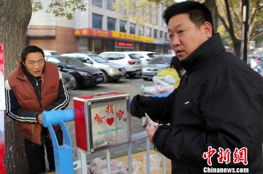 图为爱心人士进行捐款。　韩冰 摄