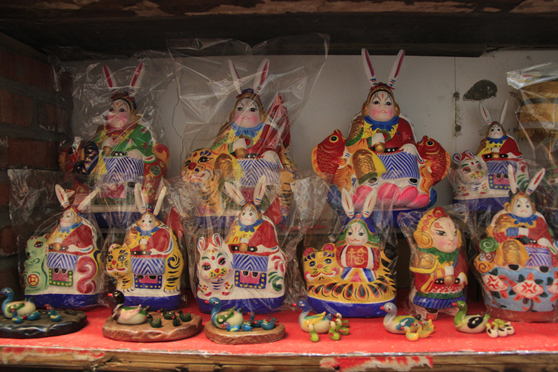 形态各异的兔儿爷(新华社 徐泽宇摄)