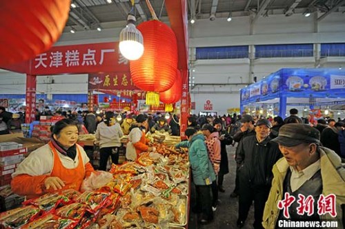 资料图：市民选购年货。 中新社记者 佟郁 摄