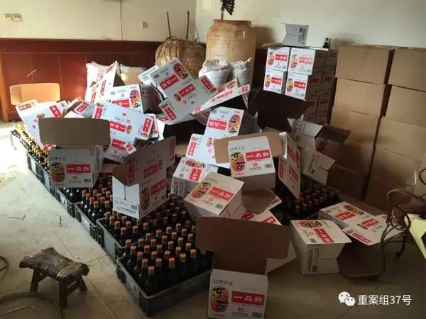 2017年1月11日，天津独流镇，一家生产假酱油村民家中，罐装并贴完标签的假东古酱油，正在准备装箱。