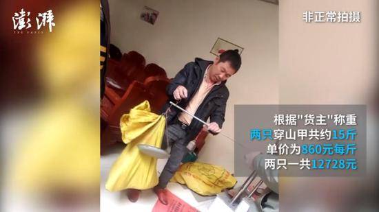 暗访团还询问如果被警察看到怎么办。而卖家就说反正是装在麻袋里,就说是鸡,是猫是狗都没问题。不会有人查的。