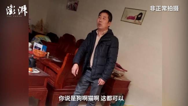 于是暗访团就说服卖家送他们去取钱,而在取钱的路上,得到通知的森林公安民警便将出动将他们逮捕,并成功解救了两只穿山甲。