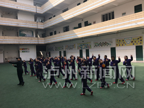 江阳西路学校川剧社团的孩子们在老师的带领下学习川剧