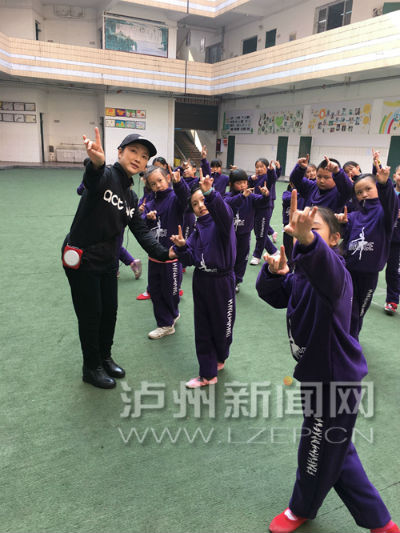 在老师的带领下,孩子们学习
川剧表演基本功
