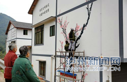 墙上的桃花分外美丽