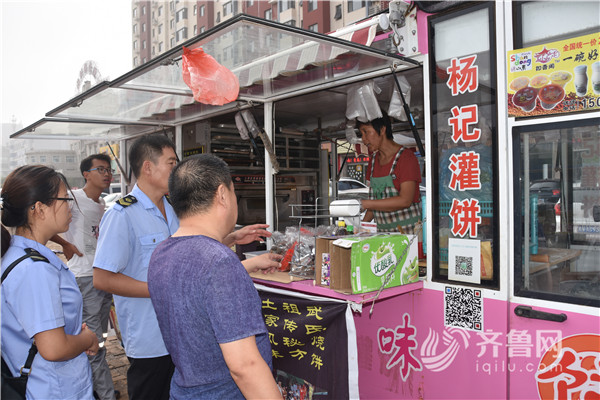 执法人员正在检查