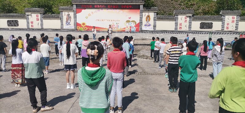 纳溪区天仙镇中心小学开展防震防火紧急疏散逃生演练