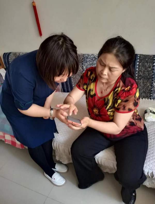 “先生您好,请问有什么可以帮到您?”广西南宁中心支公司柜面近期实施的“客服大厅值班经理制”正式亮相。当客户来访服务柜面时,值班经理热情接待,娴熟地询问需求,引导辅助客户使用自助设备,仅用2分钟便办理完(图2) “先生您好,请问有什么可以帮到您?”广西南宁中心支公司柜面近期实施的“客服大厅值班经理制”正式亮相。当客户来访服务柜面时,值班经理热情接待,娴熟地询问需求,引导辅助客户使用自助设备,仅用2分钟便办理完(图2)
